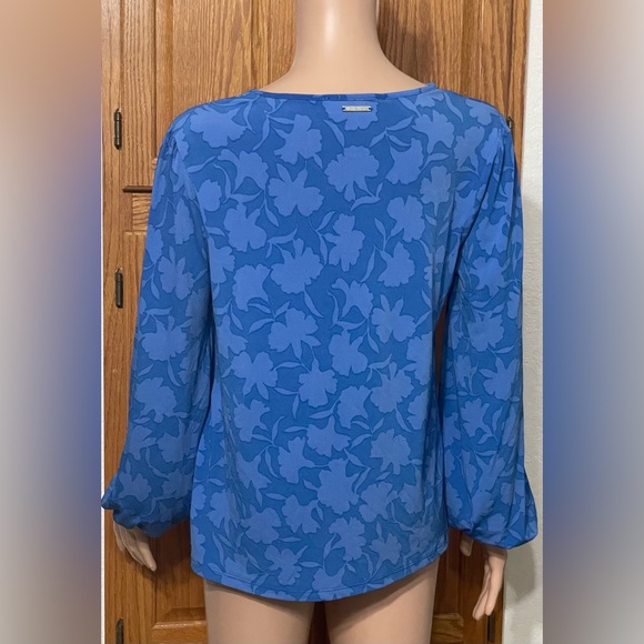 Michael Kors
Petite Shadow-Fleur Print Long-Sleeve Top - Picture 3 of 4